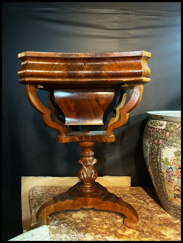 I.3759 MESA COSTURERO  LUIS FELIPE DE CAOBA Y RAÍZ