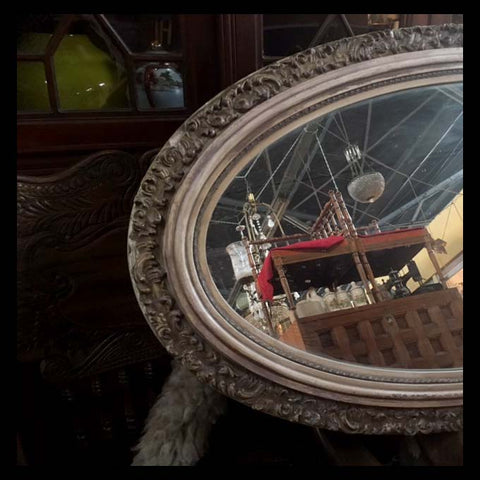 II.1363 ESPEJO OVALADO DE MADERA TALLADA