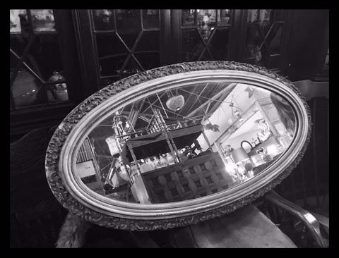 II.1363 ESPEJO OVALADO DE MADERA TALLADA