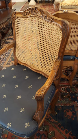 I.1281 PAR DE SITIALES DE MADERA TALLADA Y JUNCO