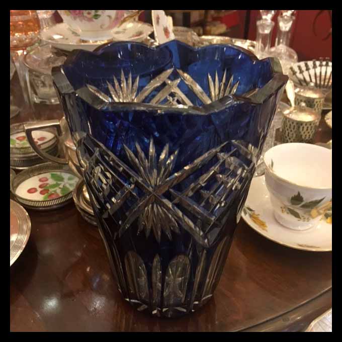 II.1377 FLORERO DE CRISTAL CORTADO AZUL