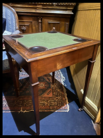 I.4250 MESA DE JUEGO INGLESA CON PAÑO Y POSAVASOS