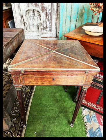 I.3641  MESA DE JUEGO PAÑUELO