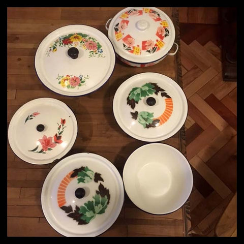 II.1435 JUEGO DE OLLITAS ENLOZADAS