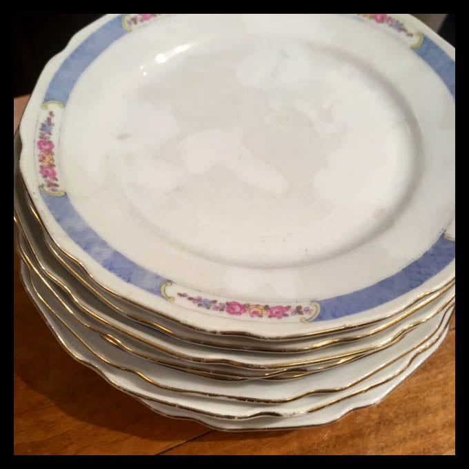 II.1447 JUEGO DE LOZA CON FLORCITAS