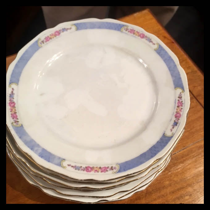 II.1447 JUEGO DE LOZA CON FLORCITAS