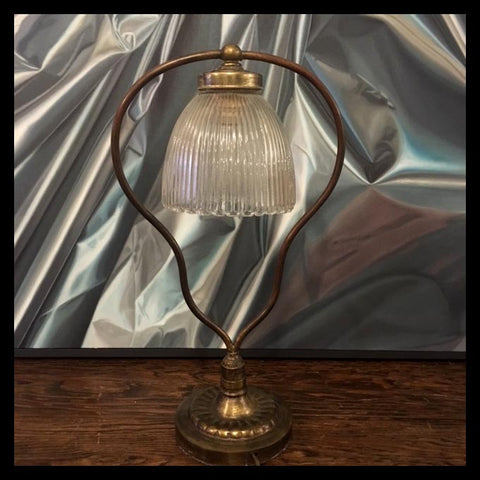 II.1437 LÁMPARA DE BRONCE CON TULIPA DE VIDRIO