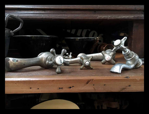 II.1470 LLAVES DE AGUA DE BRONCE