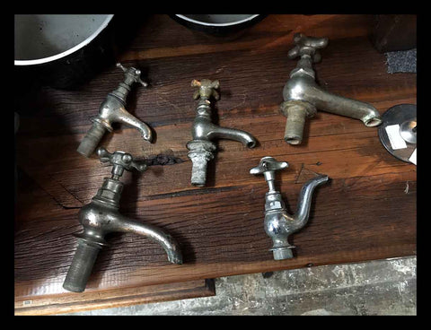 II.1470 LLAVES DE AGUA DE BRONCE