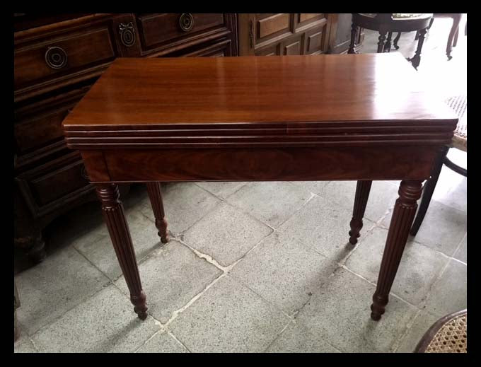 I.926 MESA DE JUEGO DE CAOBA