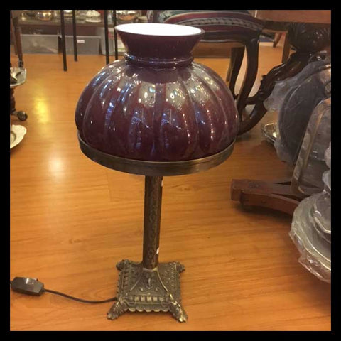 II.1379 LÁMPARA DE BRONCE Y OPALINA ROJA