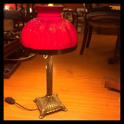 II.1379 LÁMPARA DE BRONCE Y OPALINA ROJA
