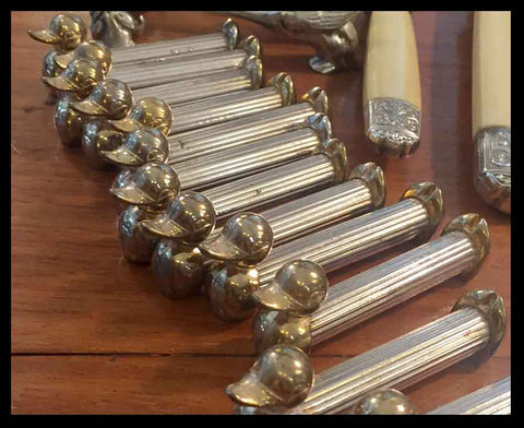 II.265 APOYA CUBIERTOS DE PLAQUÉ