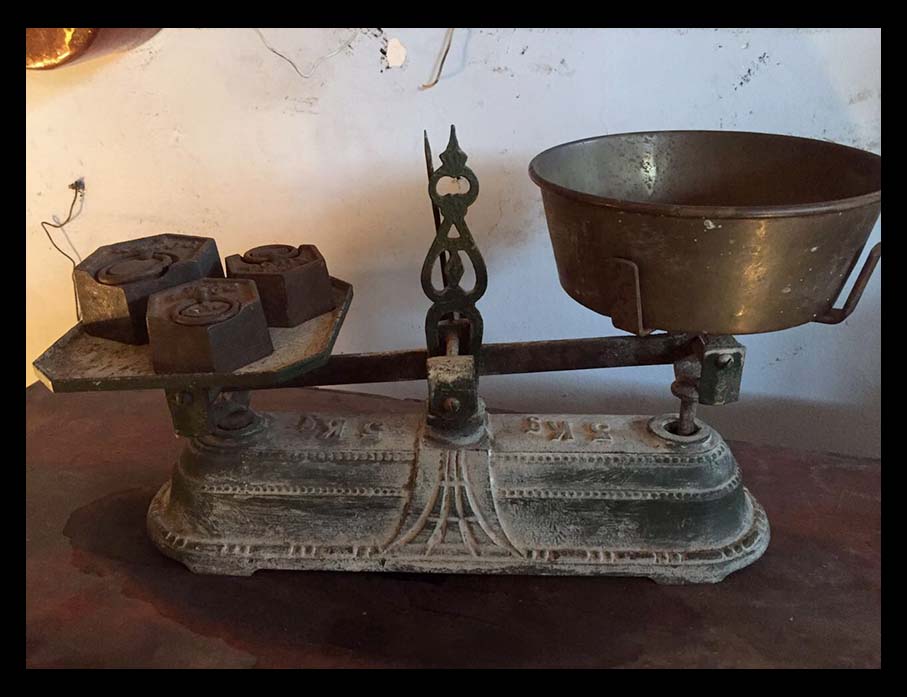 II.1388 PESA DE FIERRO Y BRONCE