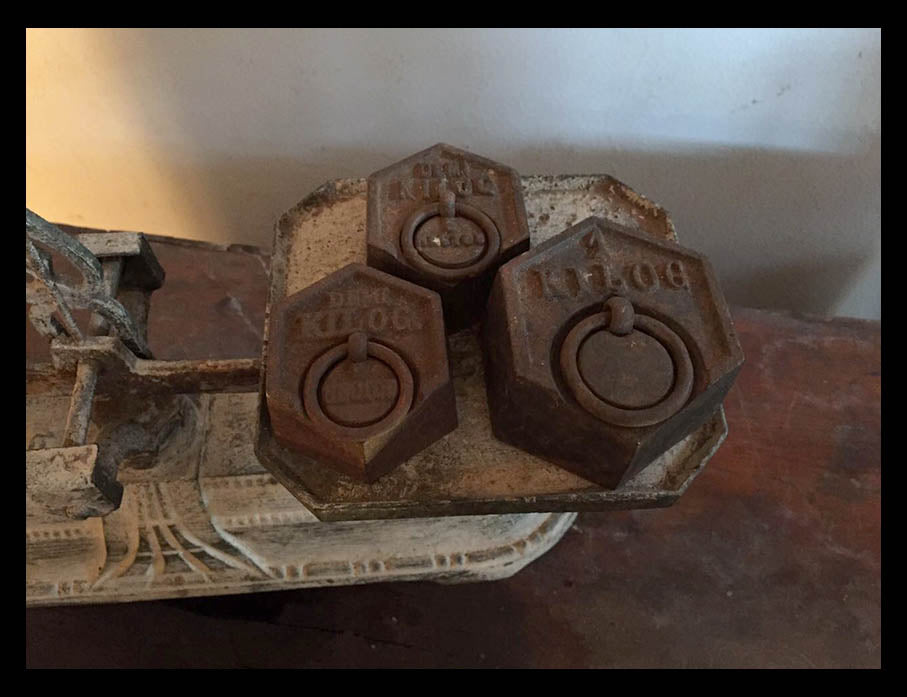 II.1388 PESA DE FIERRO Y BRONCE