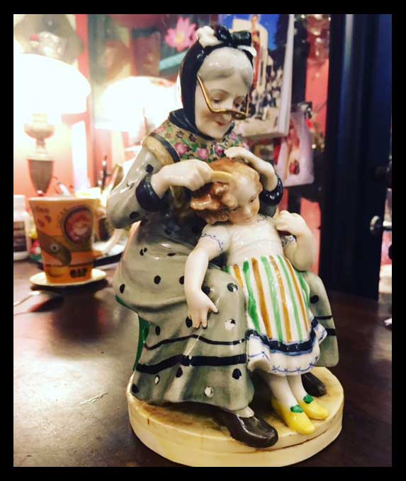 II.1383 FIGURA DE PORCELANA DE ABUELA CON SU NIETA