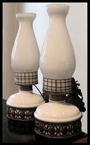 II.201 DOS APLIQUÉS DE BRONCE Y OPALINA