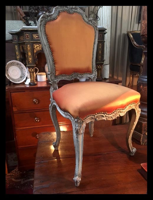 I.969 SILLA TALLADA CON TAPIZ NARANJA