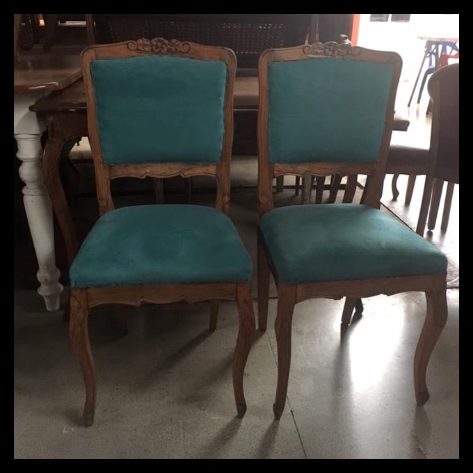 I.970 PAR DE SILLAS DE MADERA TALLADA