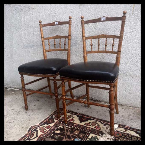 I.984 SILLAS DE MADERA Y CUERO