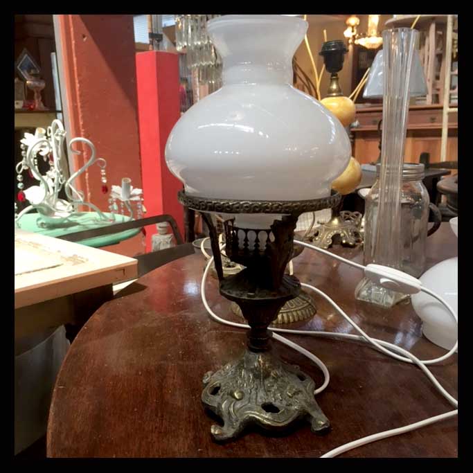 II.1071 PAR DE LAMPARITAS DE BRONCE Y OPALINA