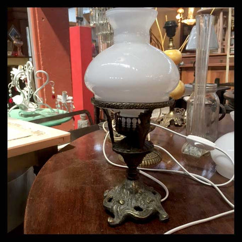 II.1071 PAR DE LAMPARITAS DE BRONCE Y OPALINA