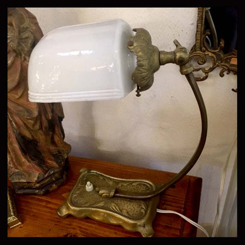 II.1056 LÁMPARA DE MESA DE OPALINA Y BRONCE