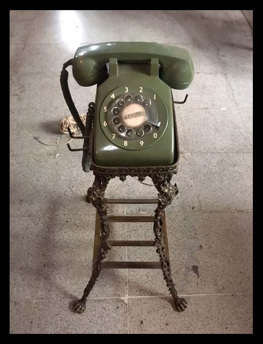 II.1451 TELÉFONO ANTIGUO SOBRE BASE DE BRONCE