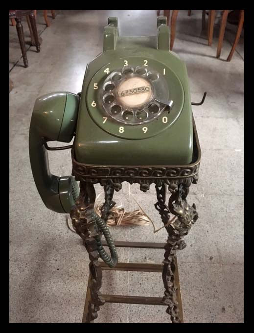 II.1451 TELÉFONO ANTIGUO SOBRE BASE DE BRONCE