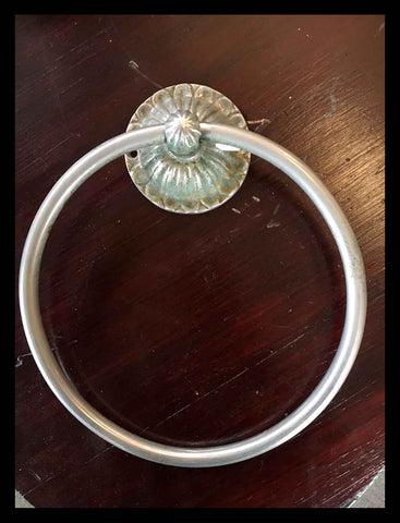 II.1464 TOALLERO DE PELTRE