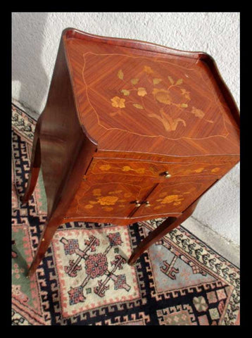 I.787 PAR DE VELADORES CON MARQUETERÍA