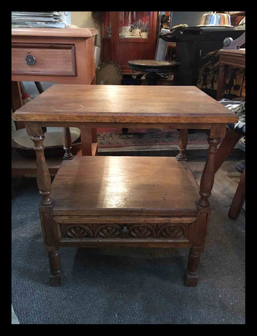 I.981 PAR DE VELADORES DE ENCINA