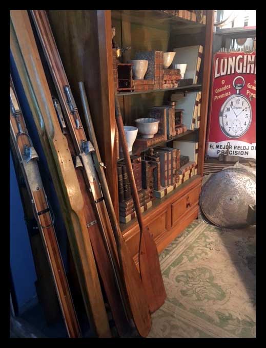 I.930 VITRINA DE MADERA Y VIDRIO